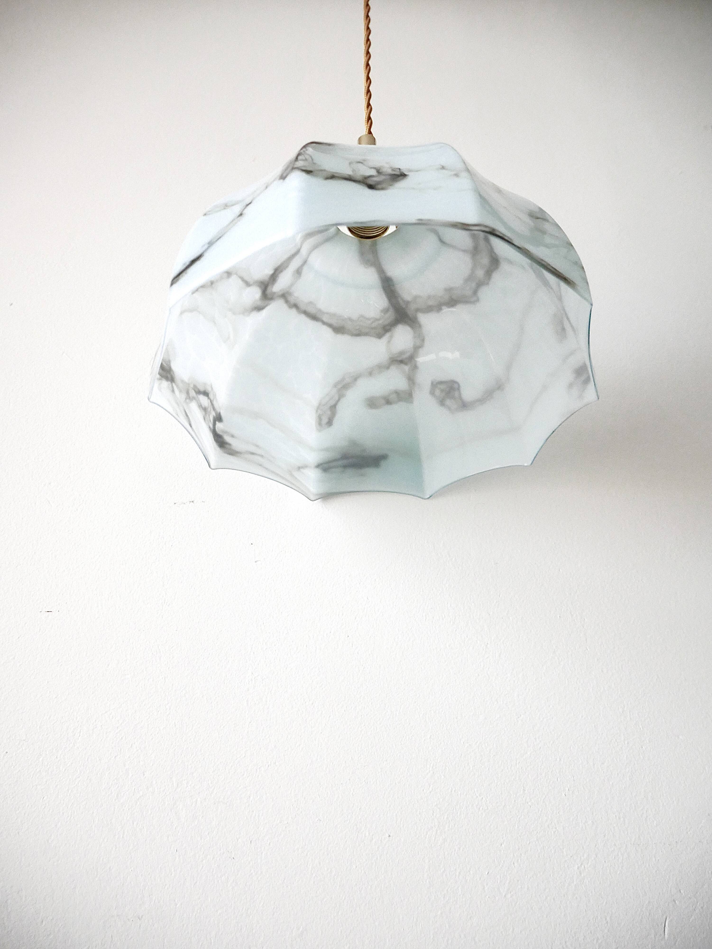 Blue opaline suspension