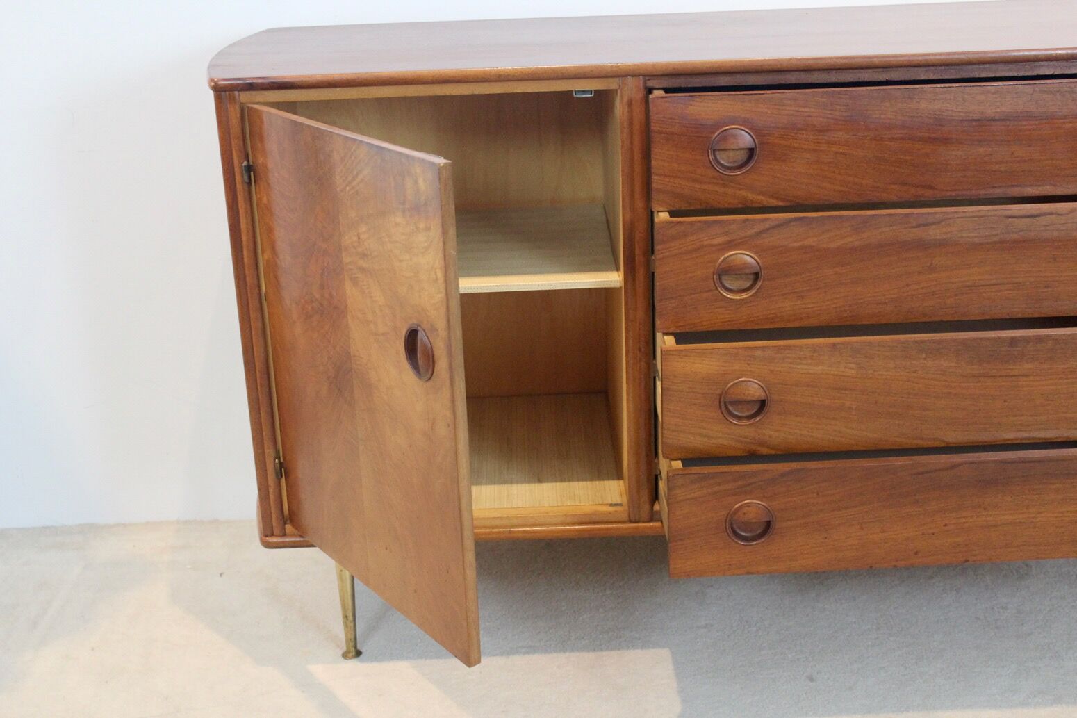 Enfilde en noyer et laiton par William Watting pour Fristho