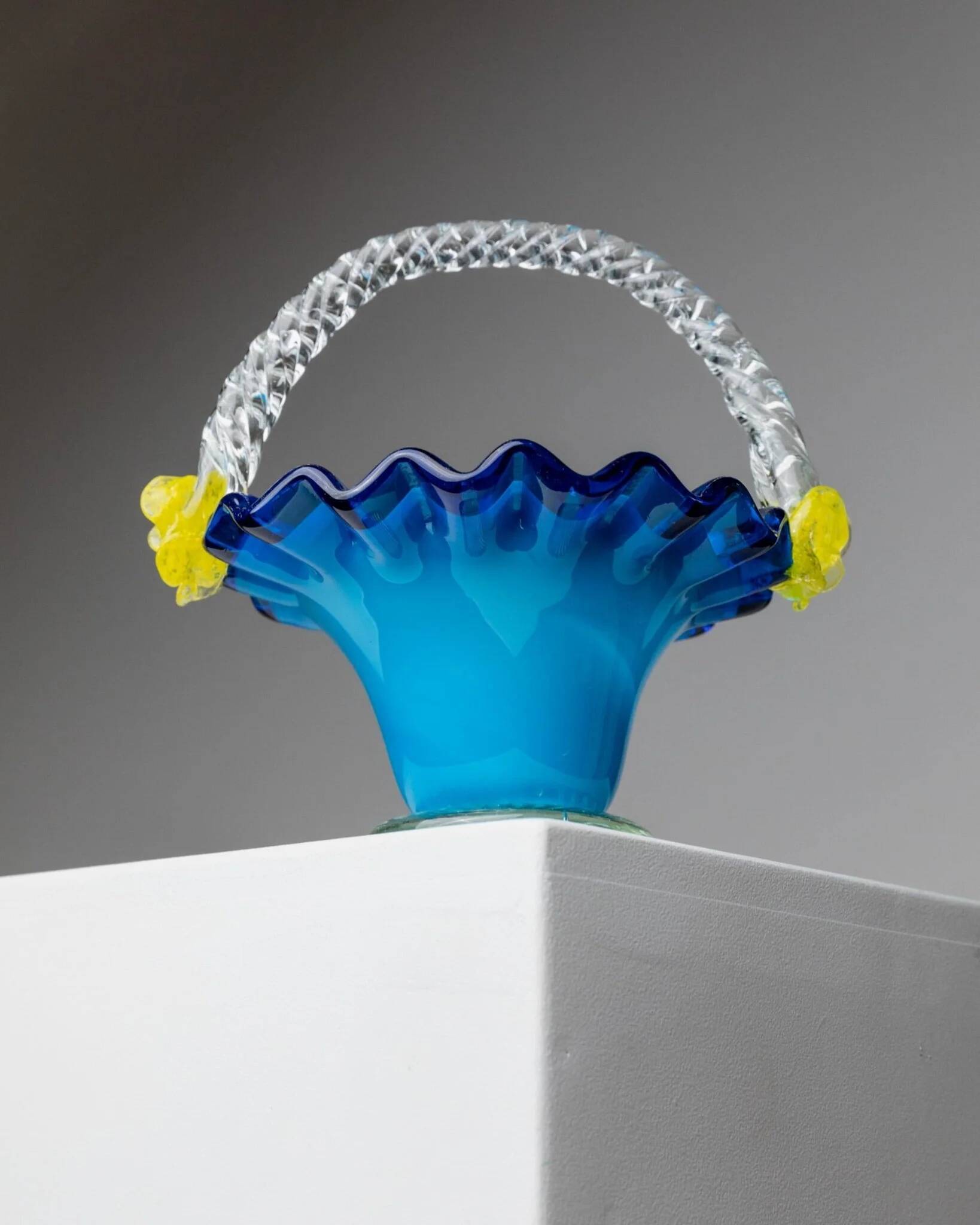 Bol avec poignée en verre de Murano bleu et fleurs jaunes - Décor vintage italien des années 1970.