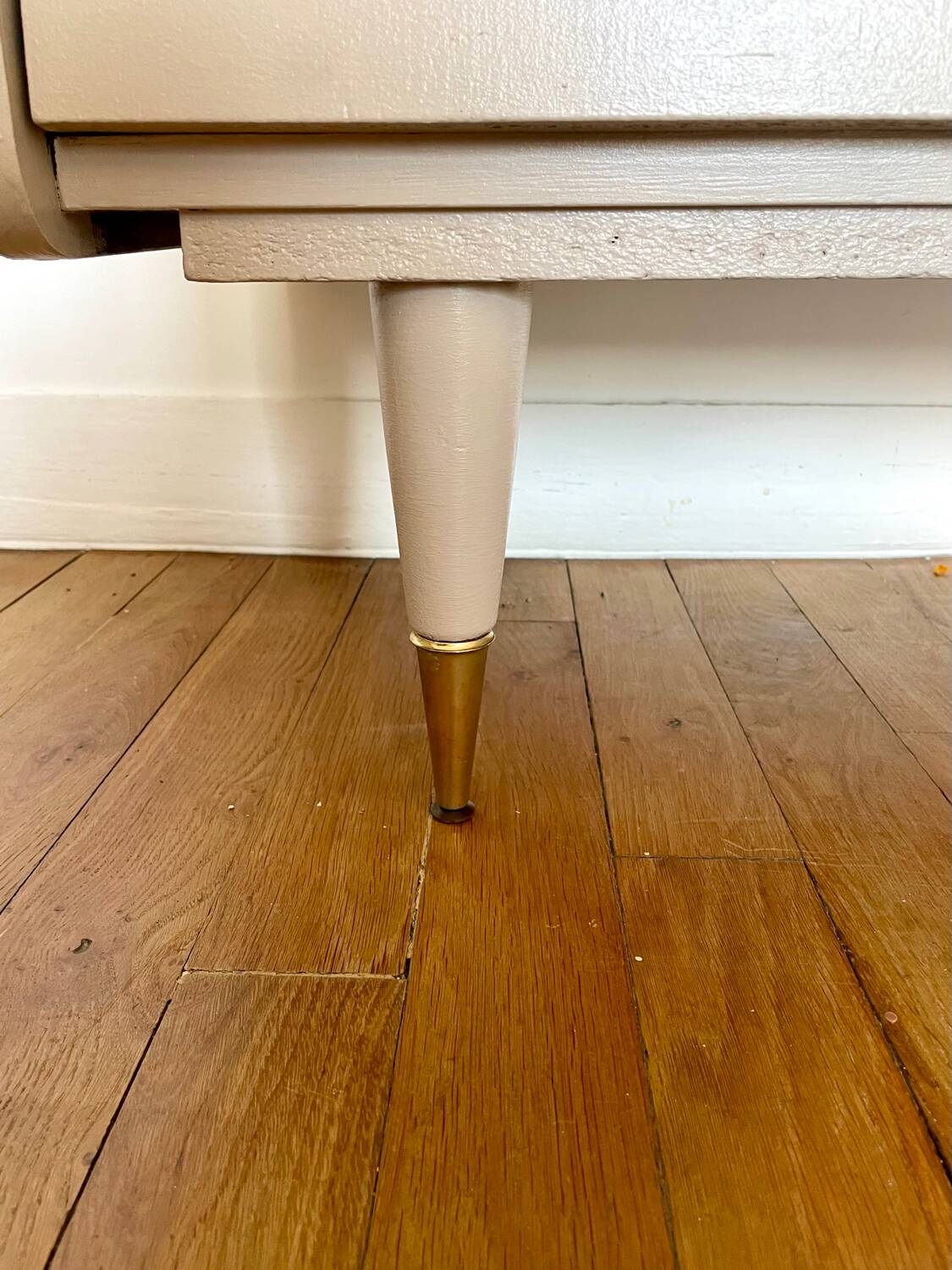 Commode peinte en taupe, 1950