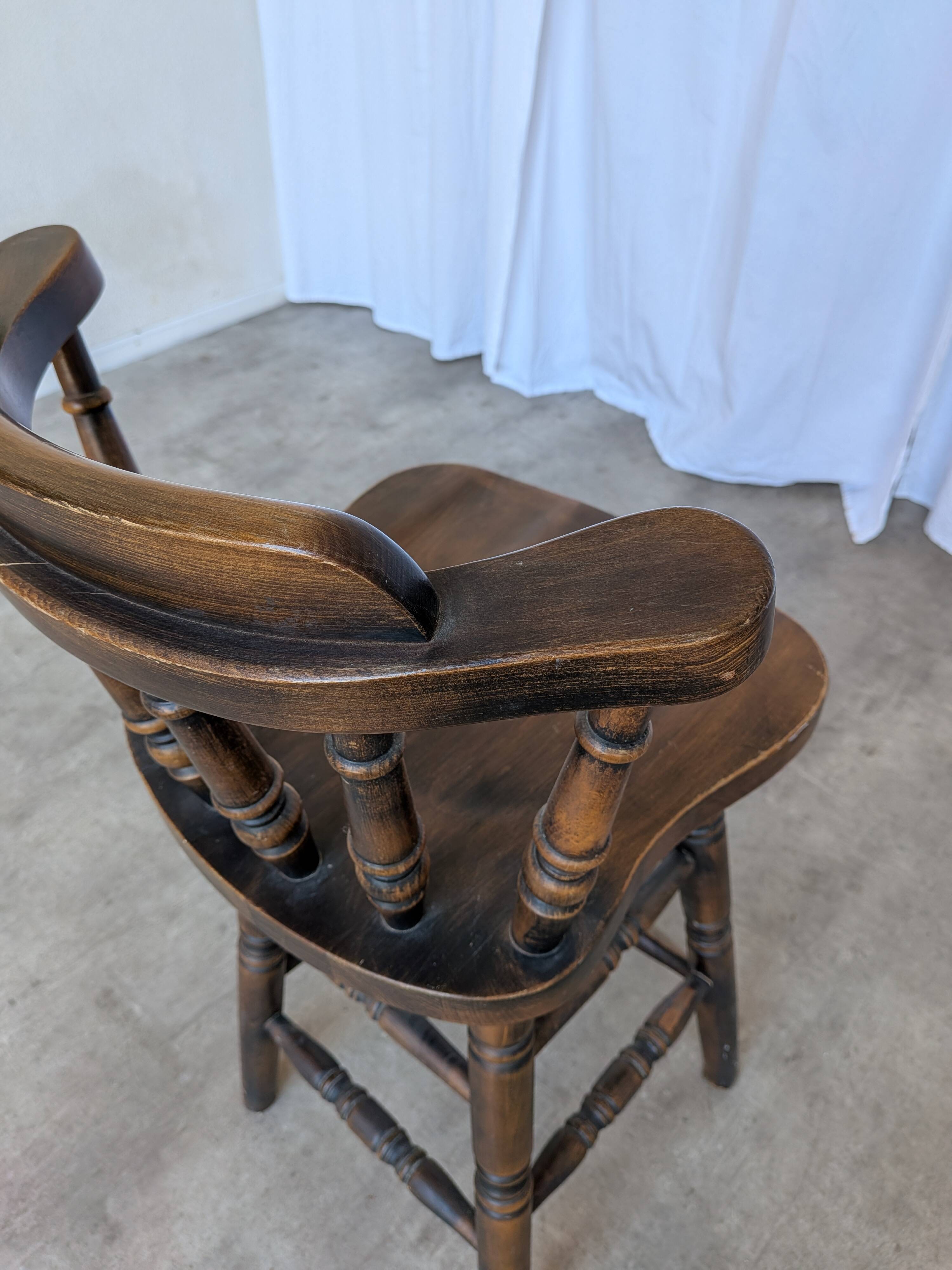 Chaise de bar en bois sculpté vintage : tabouret haut de ferme des années 1970