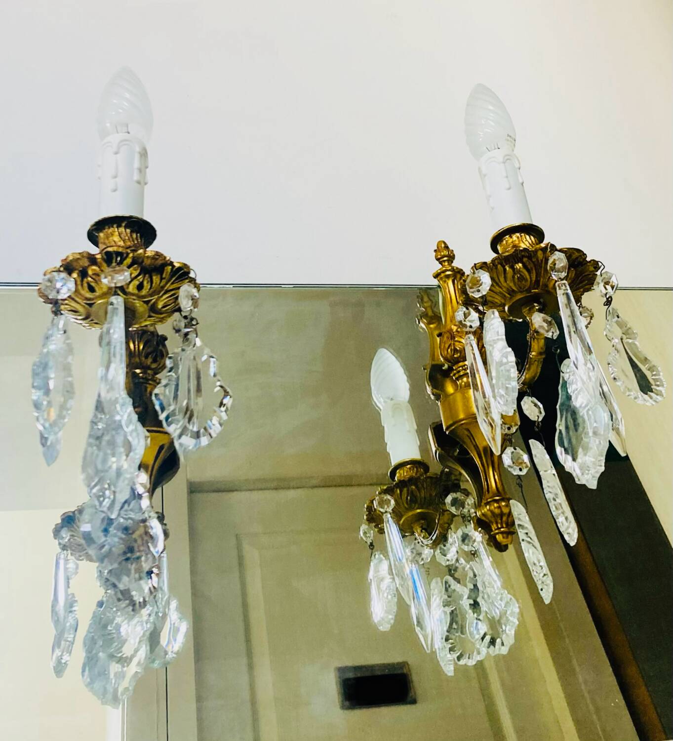 St Louis XV wall lights in gilded bronze with pendants from the mid-20th century.