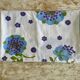 Nappe 70's "flower power" bleue & violette - 150x180 cm - polycoton