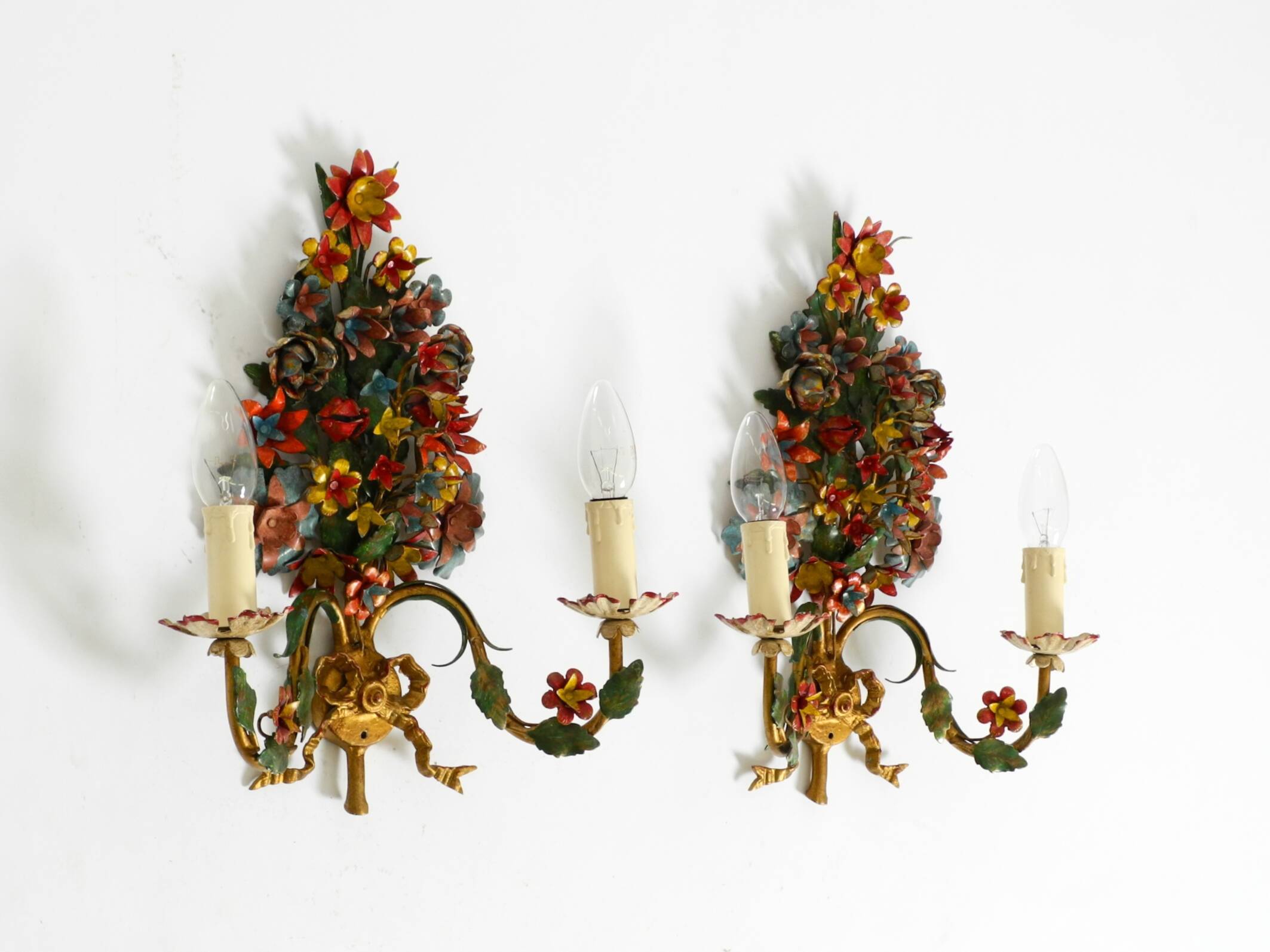 A pair of beautiful 1960s hand-painted and gilded metal wall lamps by Hans