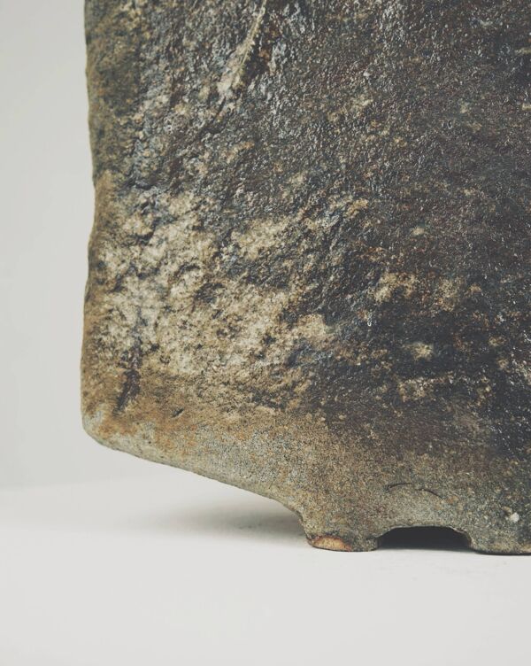 Grande bouteille en grès par Gérard Brossard, La Borne