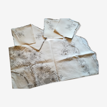 Nappe ronde blanc cassé brodée de fleurs grises avec 8 serviettes assorties - table de fête