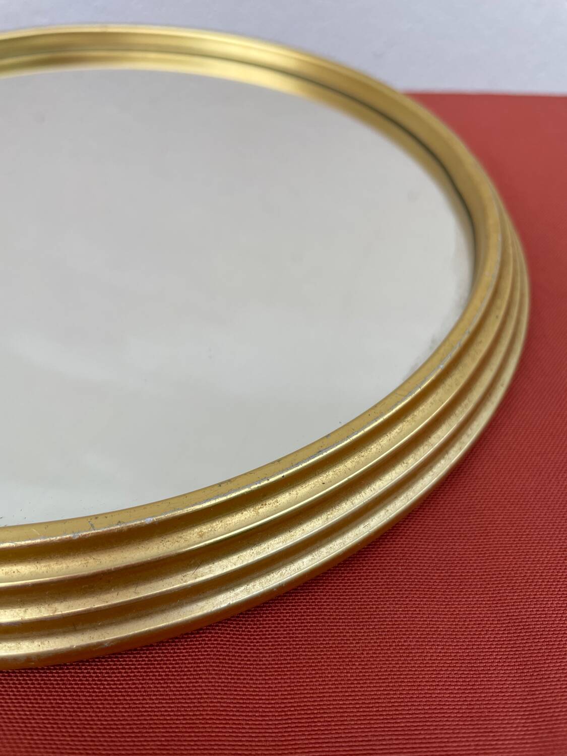 Round mirror in gold metal