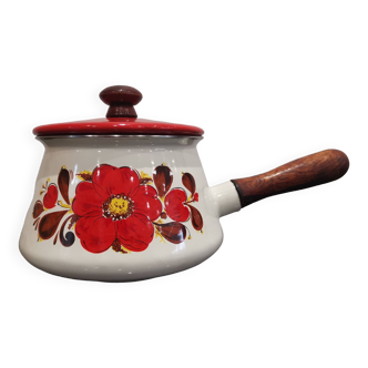 Casserole with its red lid, white enameled metal, vintage red seventies floral patterns