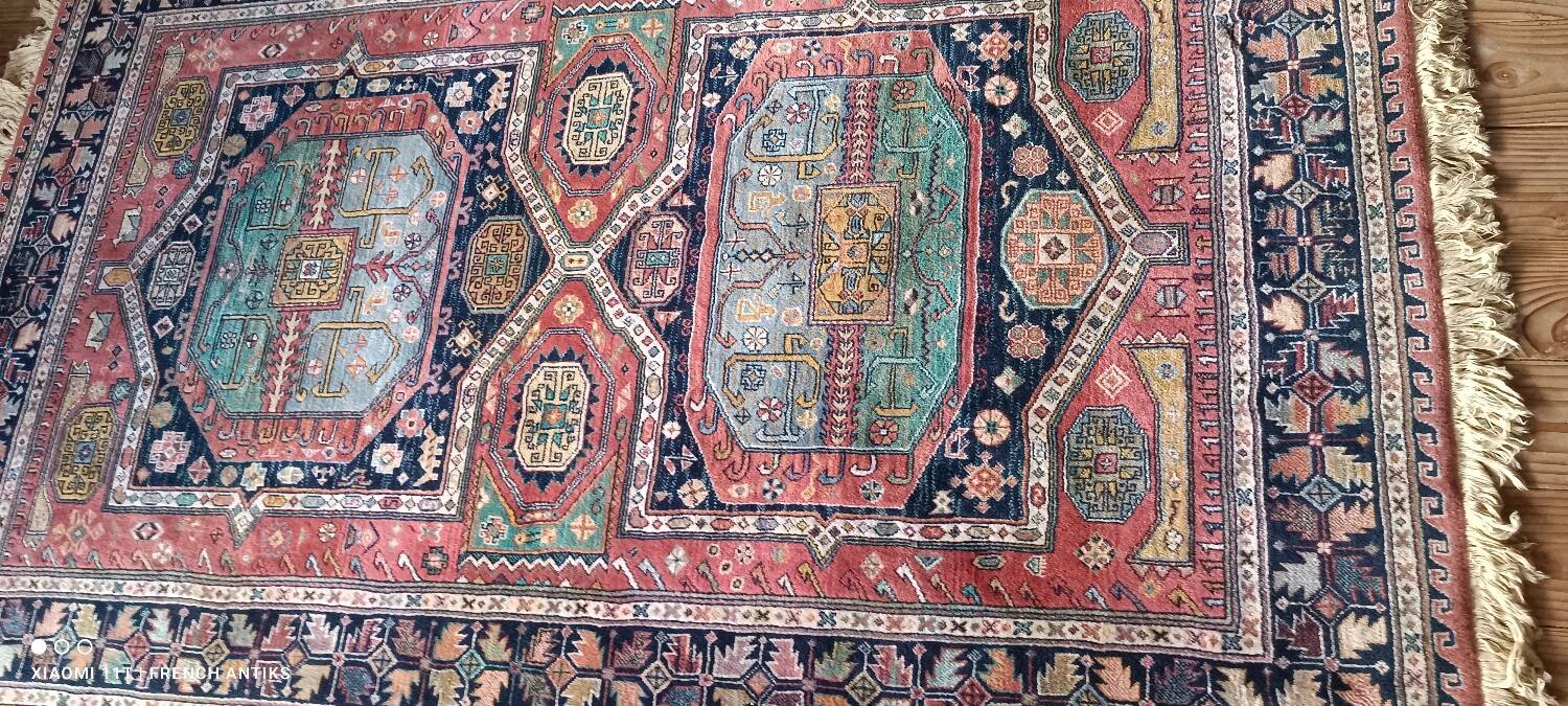 Vintage Iranian Kenareh rug from the 1980s. Handcrafted.