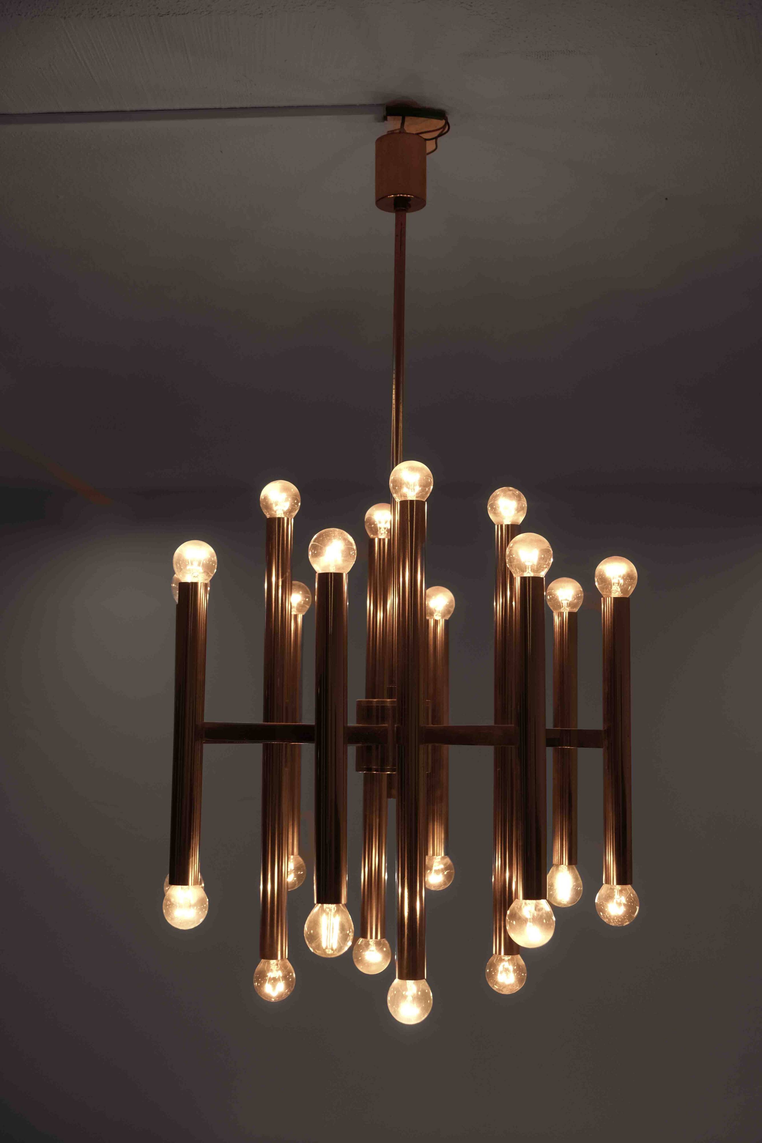 Grand lustre tubulaire Sciolari en laiton, Italie années 1960