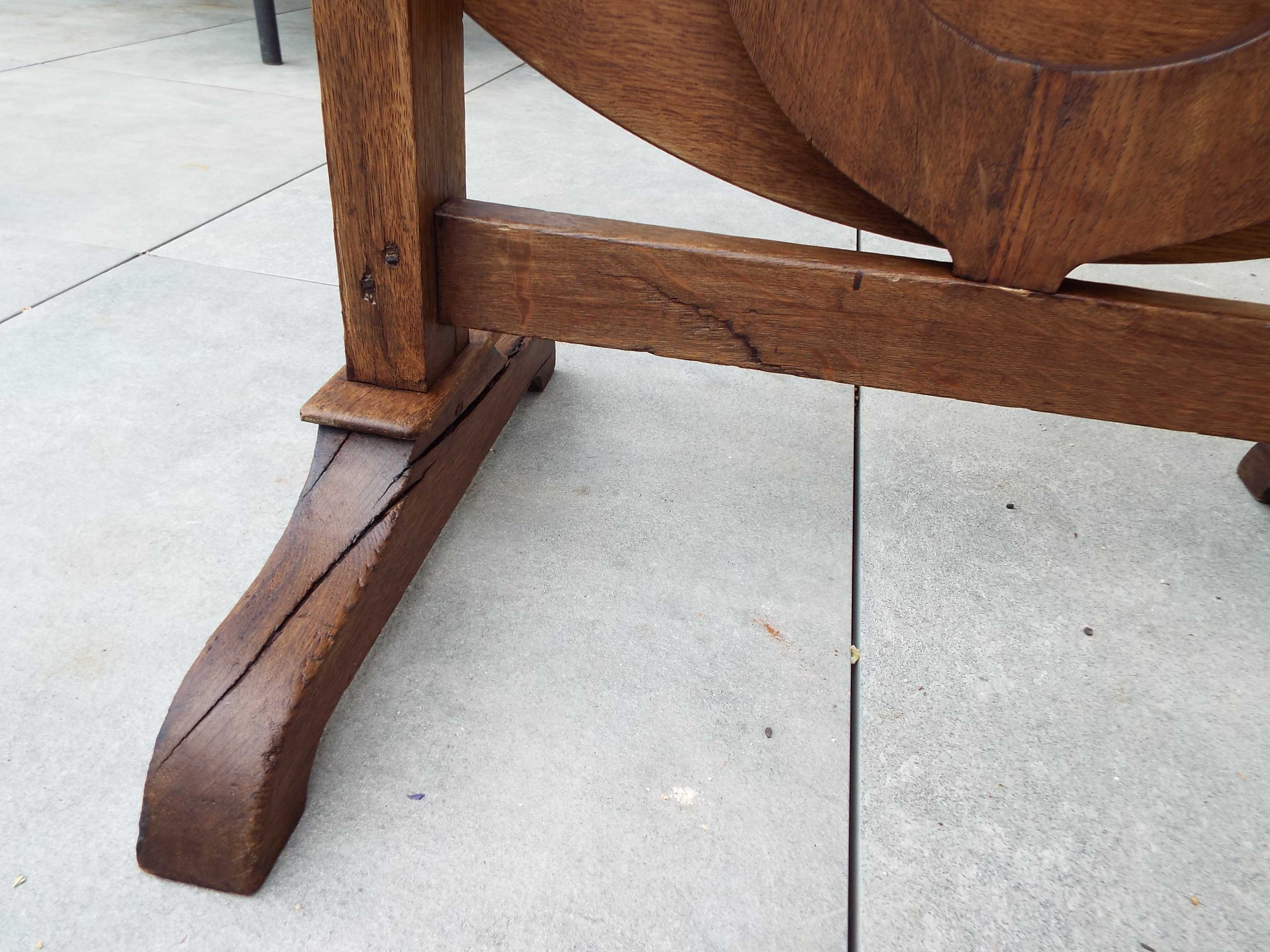 Folding round table winemaker