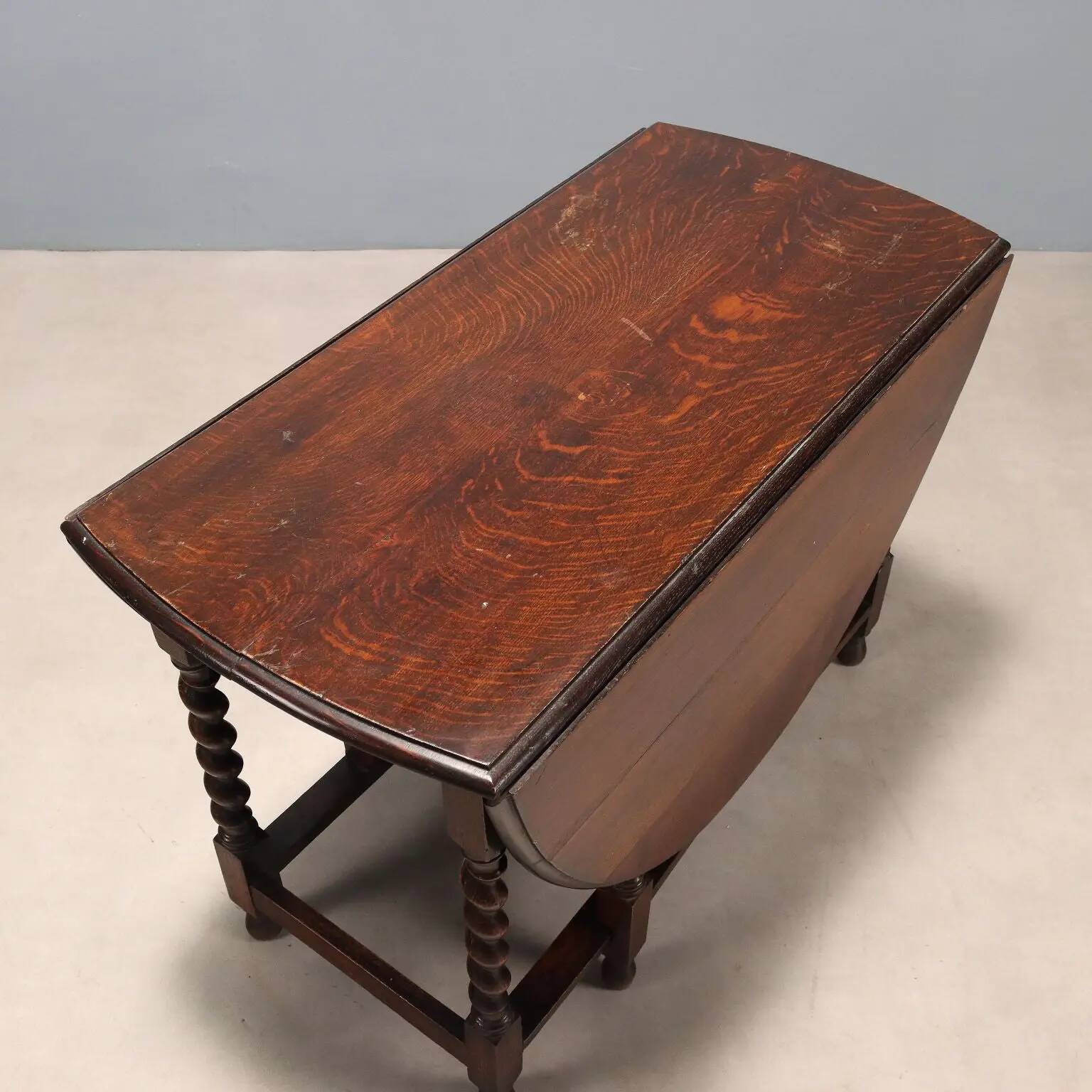 Petite table ancienne en chêne teinté noyer, Angleterre, XIXe siècle
