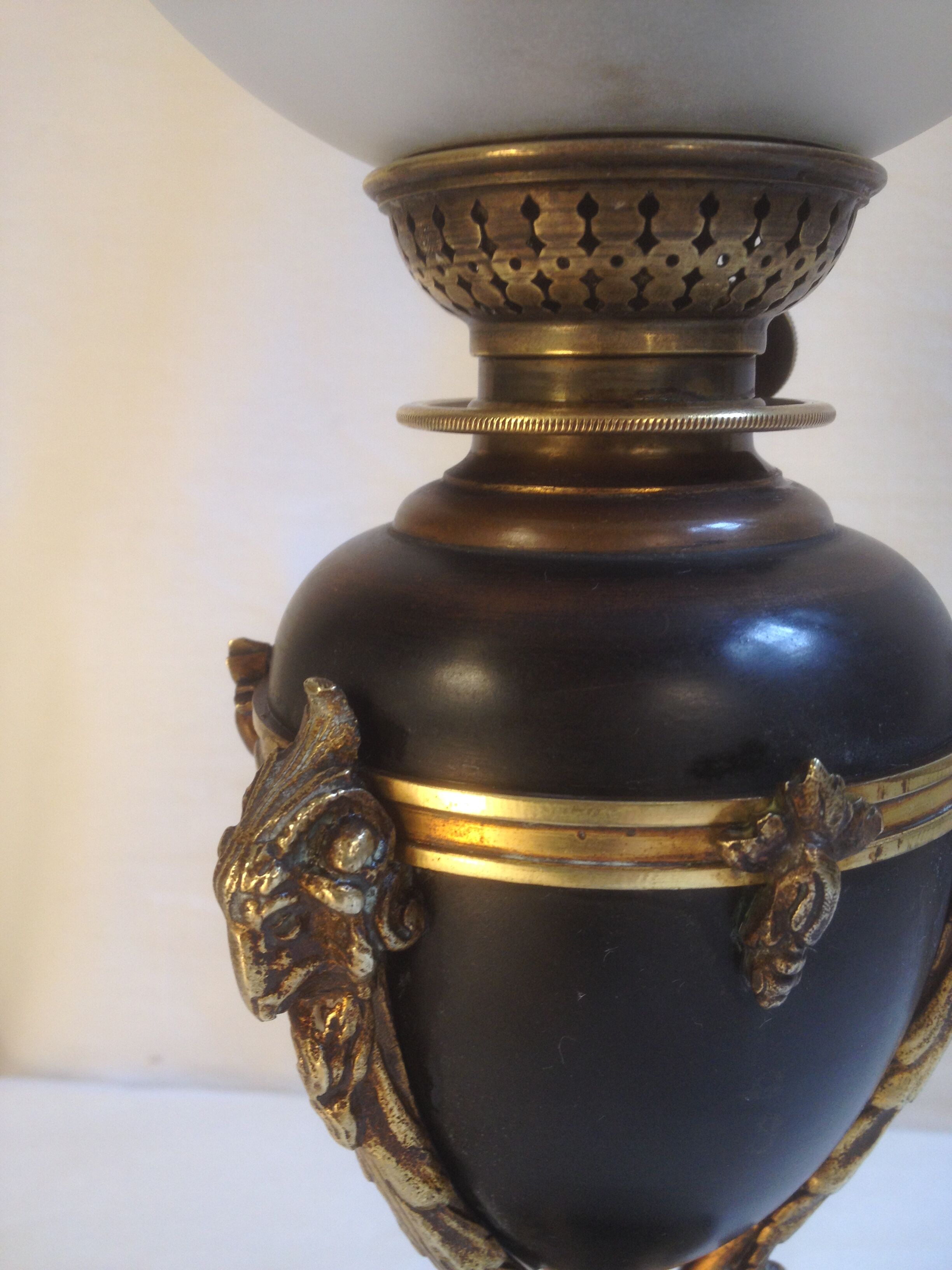 Oil lamp with engraved globe in Napoleon III style