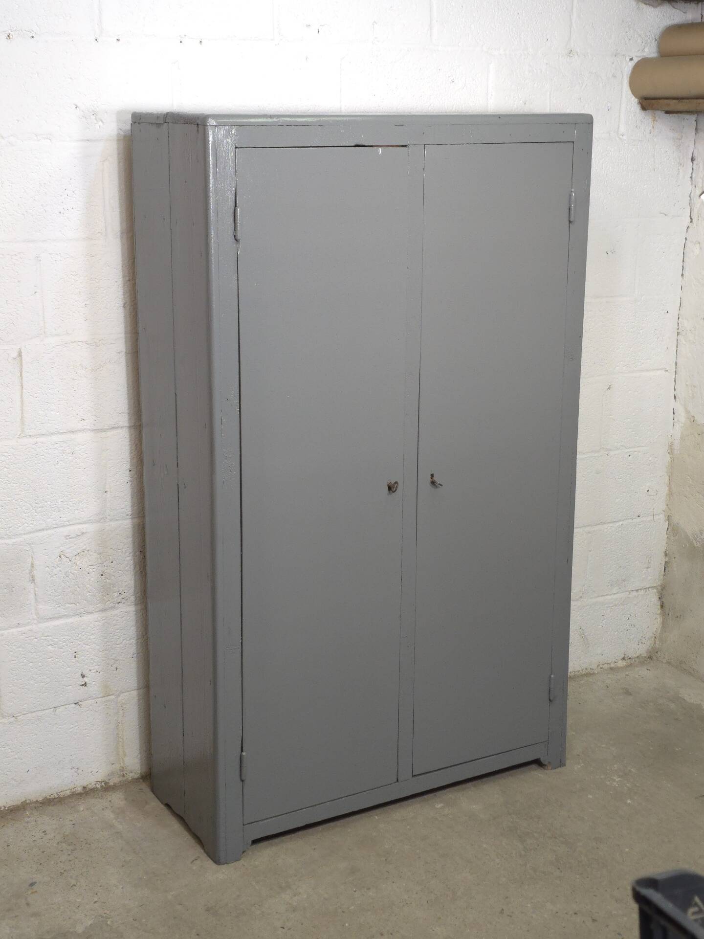 Curved wardrobe workshop locker made of wood repainted in grey.