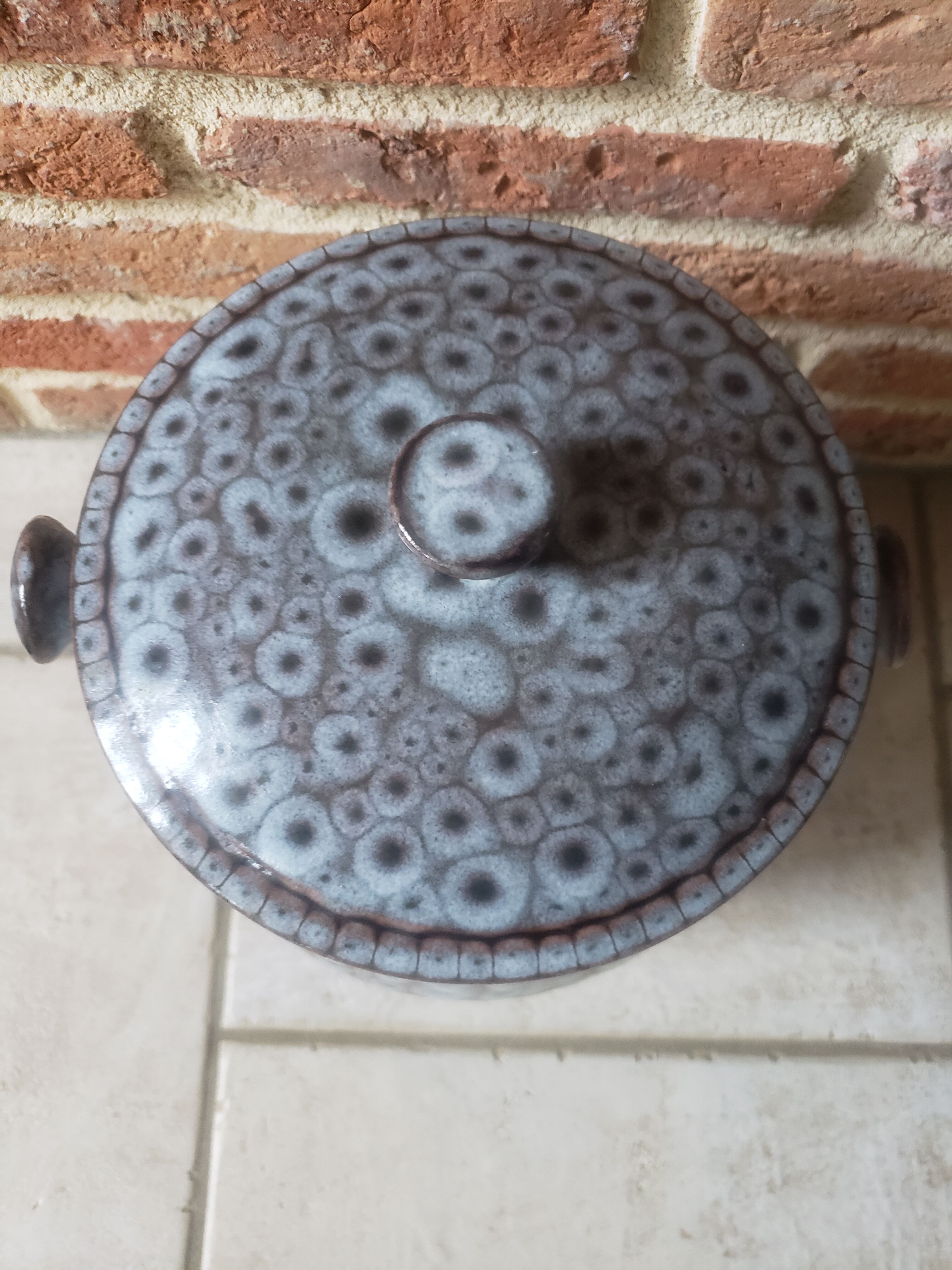 Tripod enamelled ceramic pot shape with lid