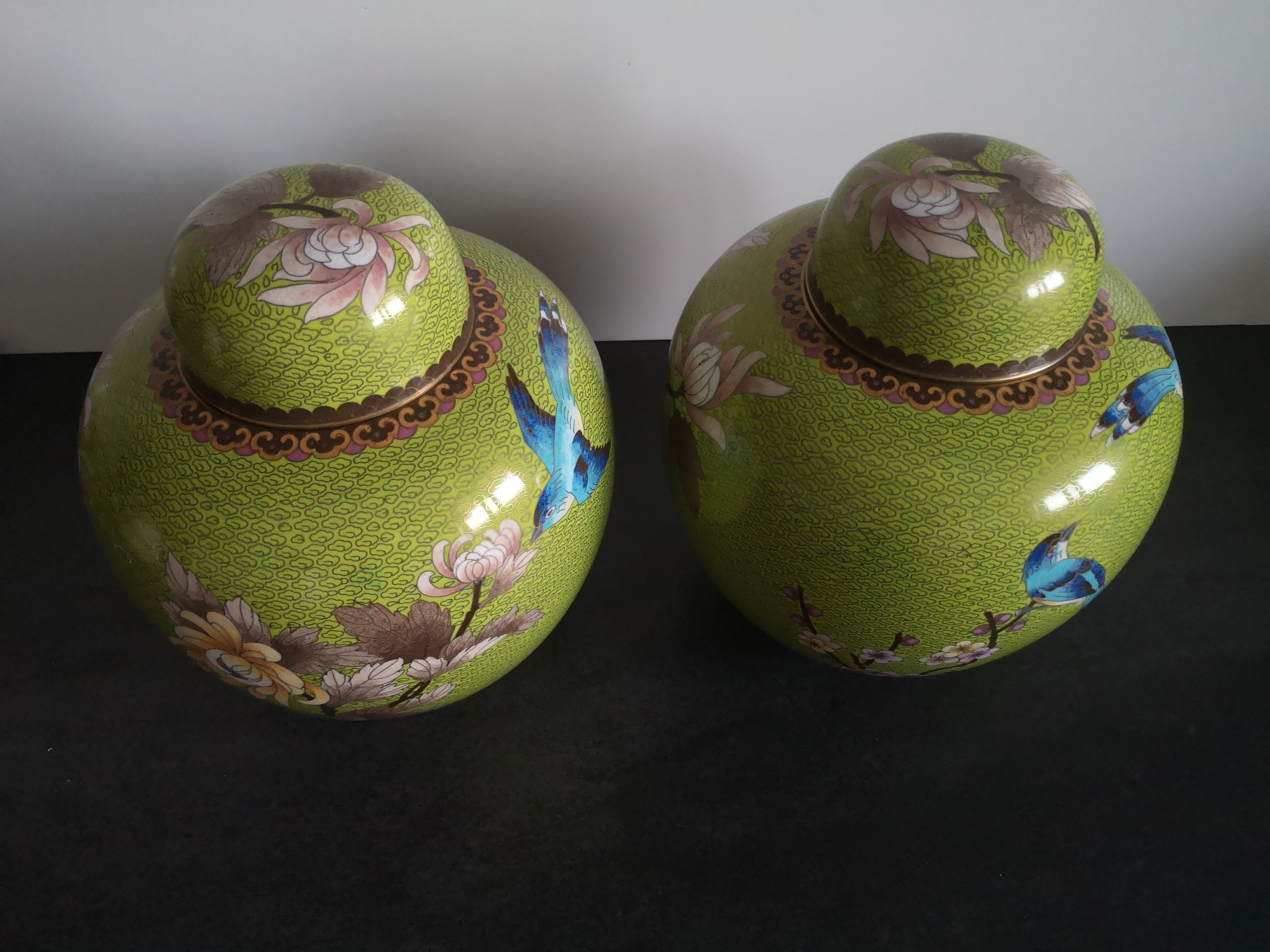 Paire de pots à gingembre en émail cloisonné début 20ème siècle