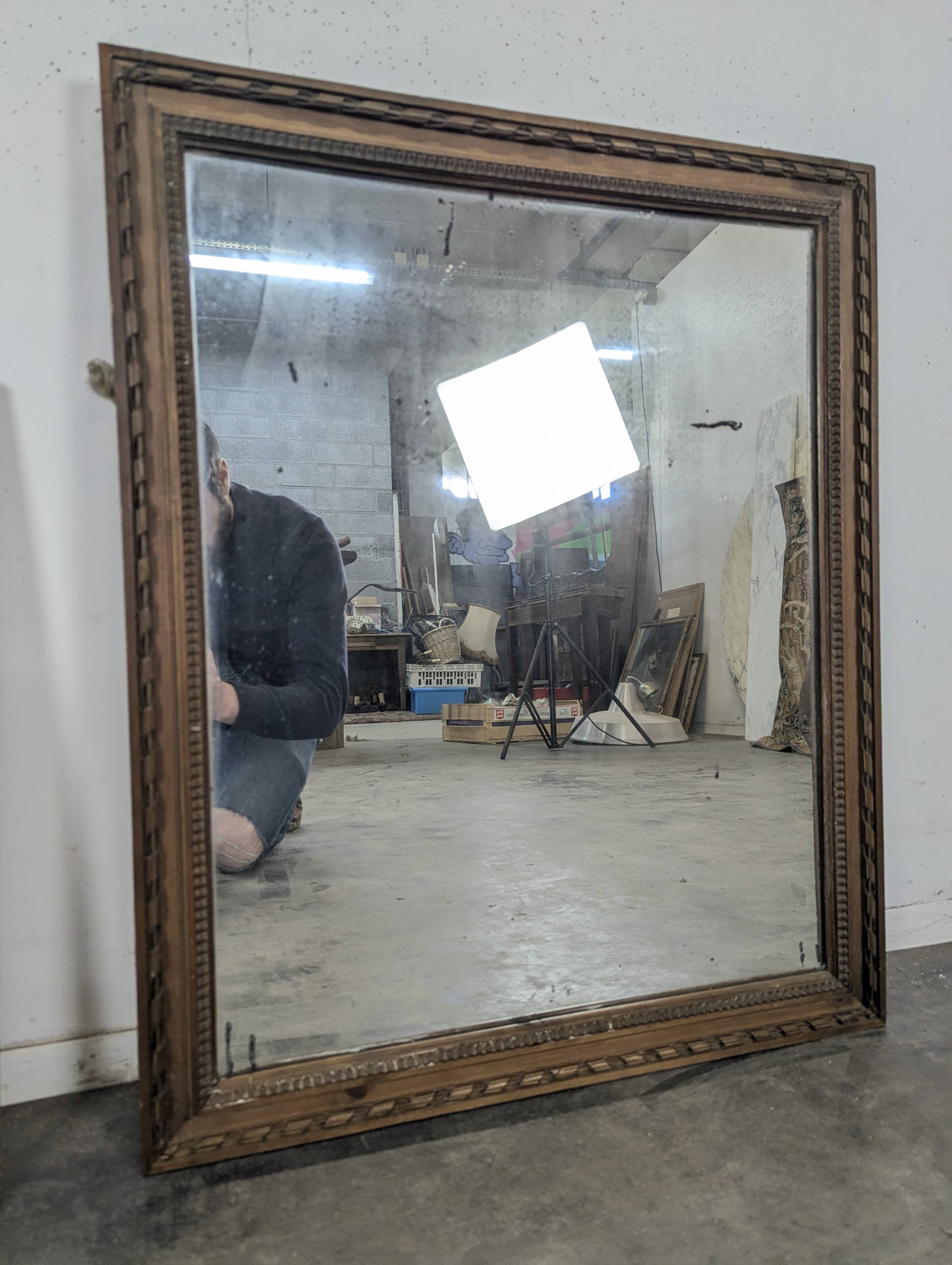 Miroir Napoléon III à cadre en bois sculpté et doré