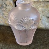 Vase en verre rose