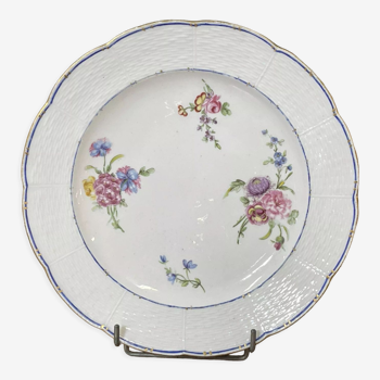 Assiette en porcelaine de Sèvres à décor polychrome de fleurs du XVIIIème siècle