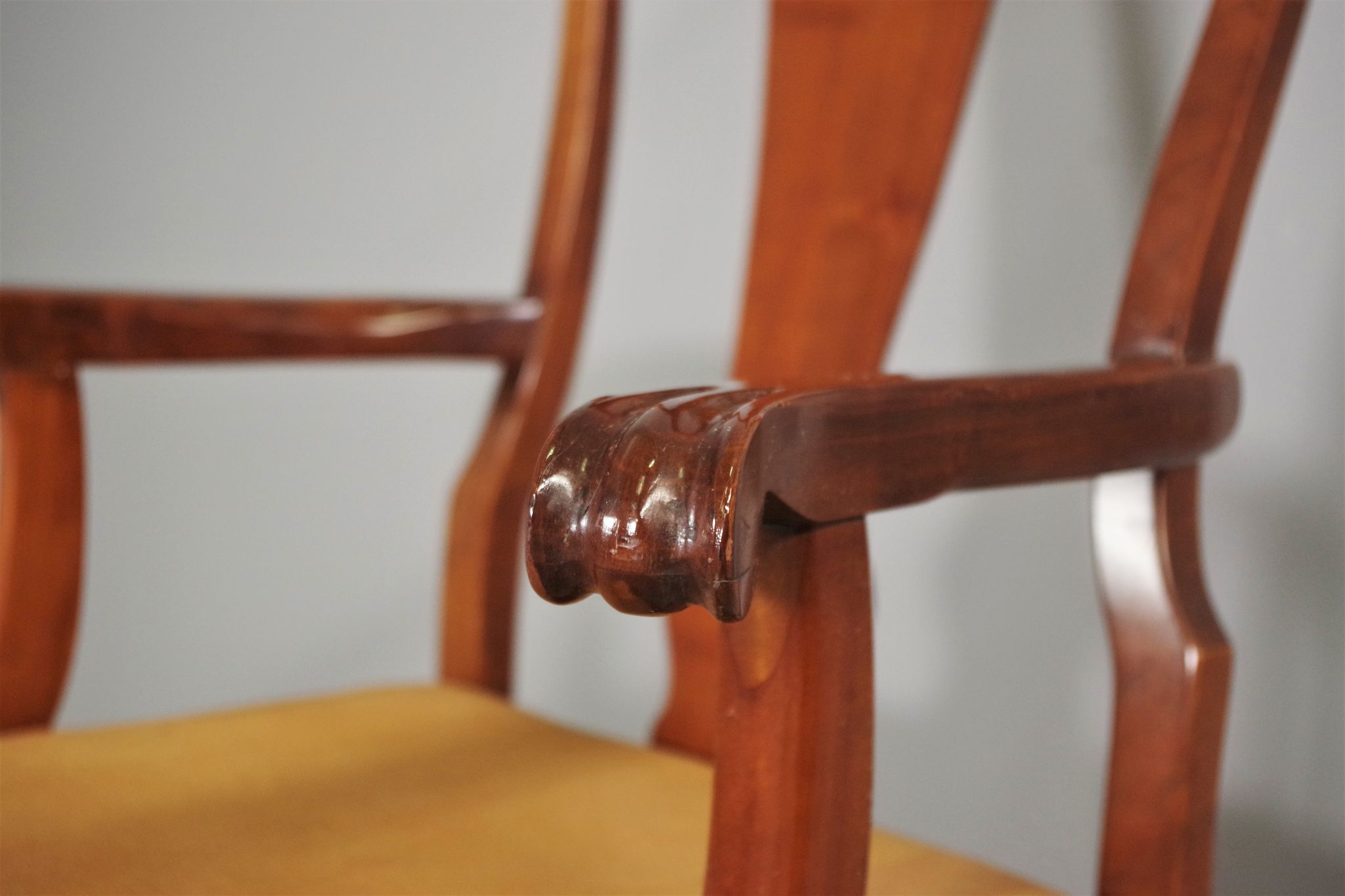 Antique Queen Anne armchair in mahogany and leather