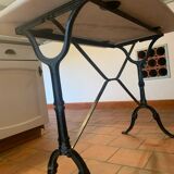 Bistro table in white marble and cast iron