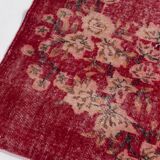 Tapis rouge turc vintage à motif floral
