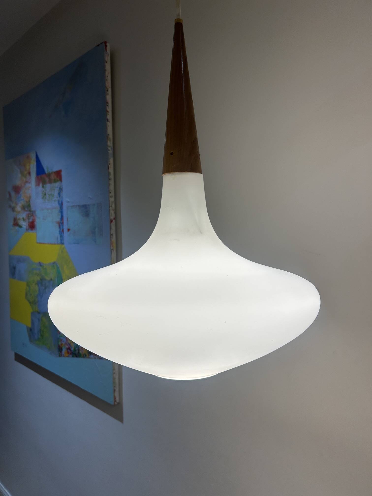 Suspension en opaline et teck Louis Kalff