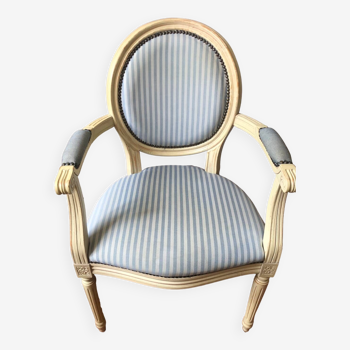 Fauteuil médaillon en bois laqué blanc de style Louis XVI