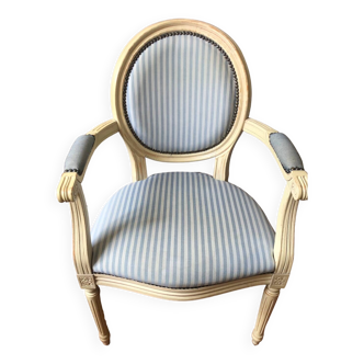 Fauteuil médaillon en bois laqué blanc de style Louis XVI