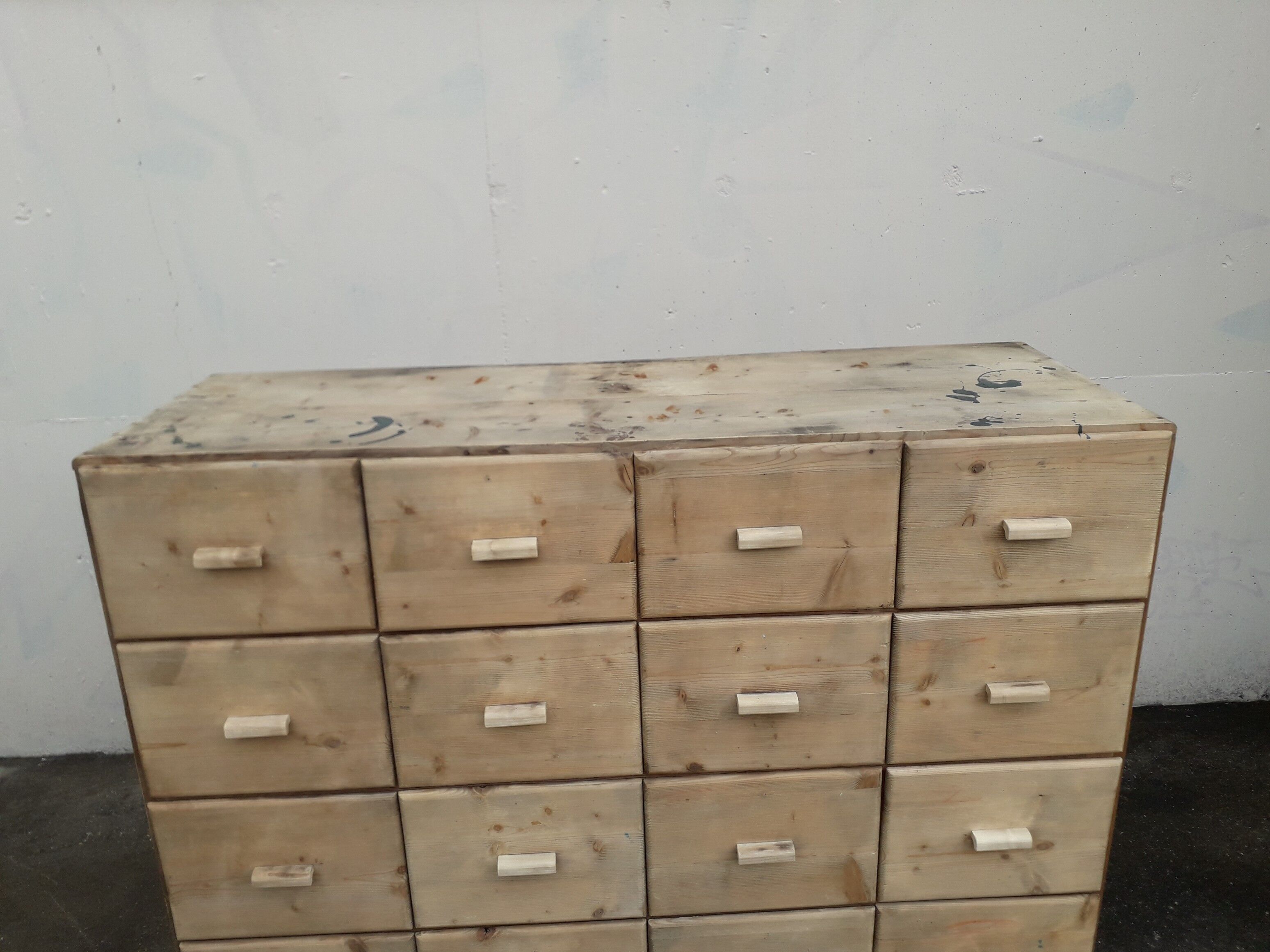 Trade cabinet with drawers