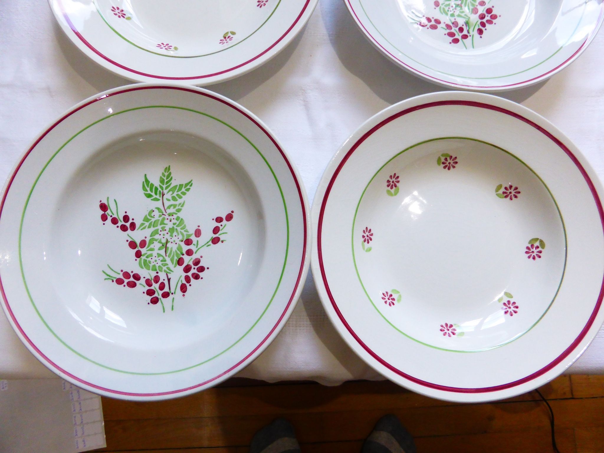 Set of 4 mismatched deep plates 2010114