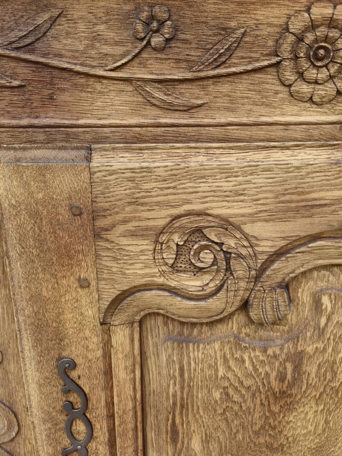 Louis XV period sideboard in solid oak Aerogommer