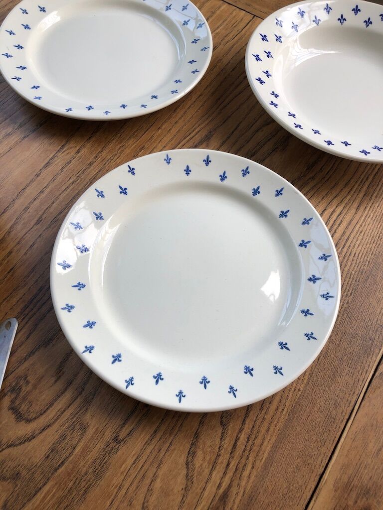 7 "lily" dessert plates