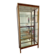 Vitrine de présentation en verre, laiton et bois de style Hollywood Regency
