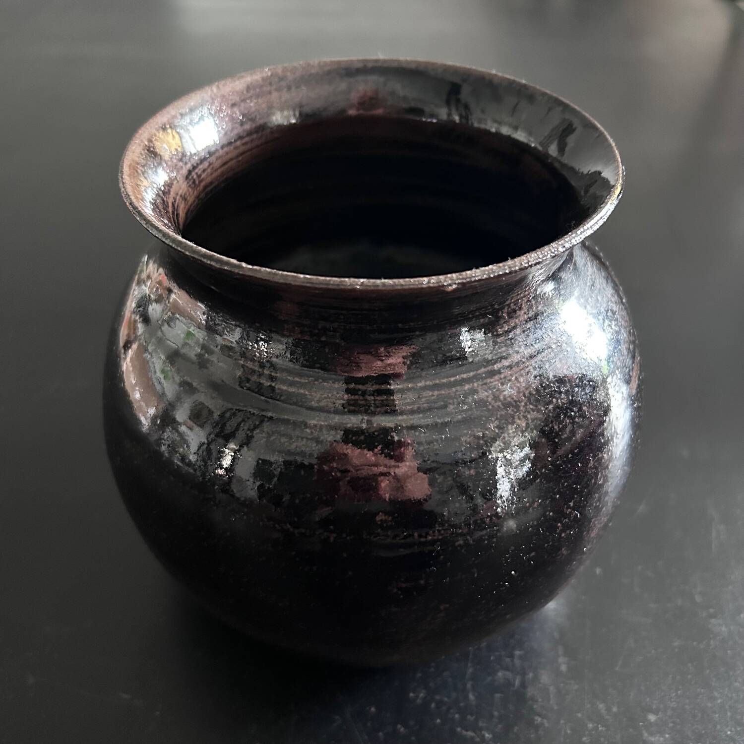 Vase boule brun signé