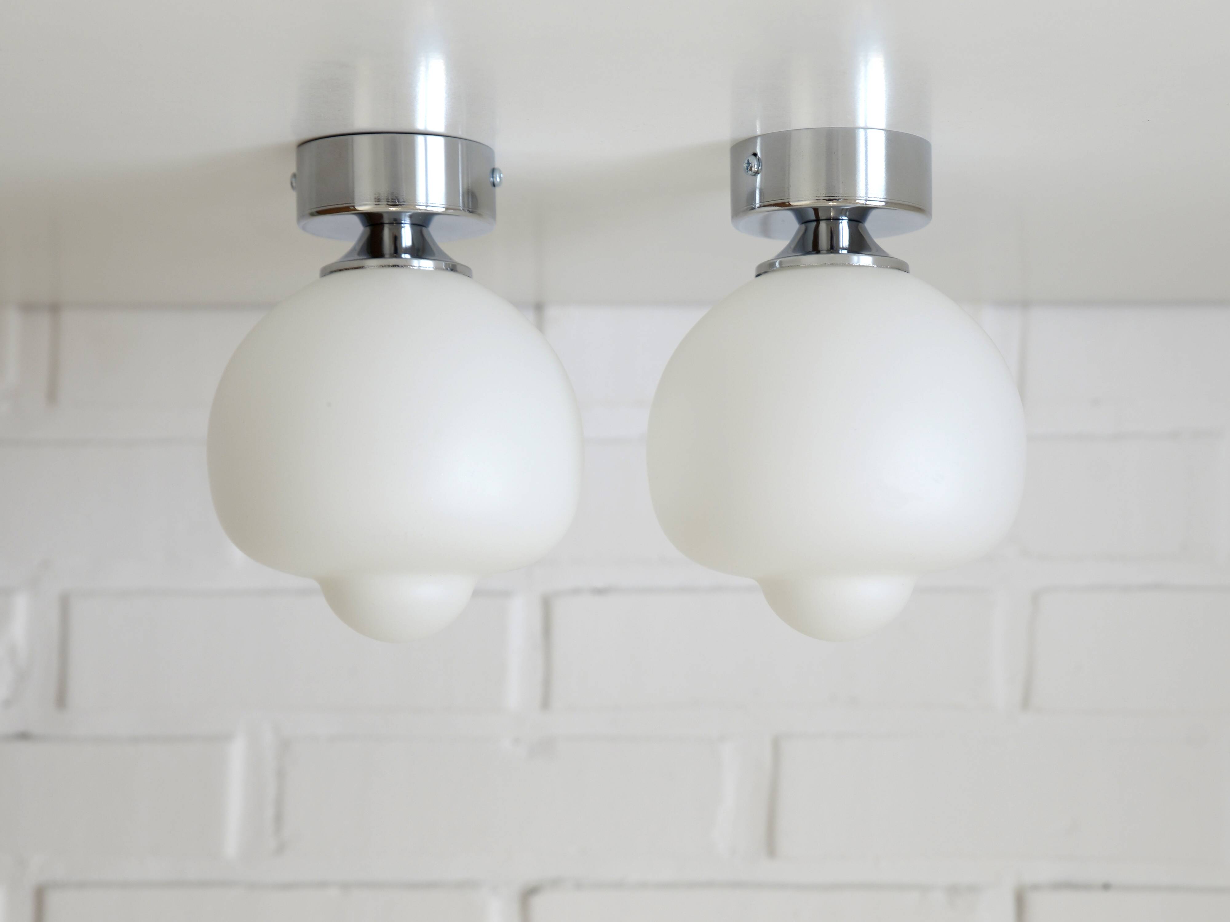 2 appliques, plafonniers en verre opalin