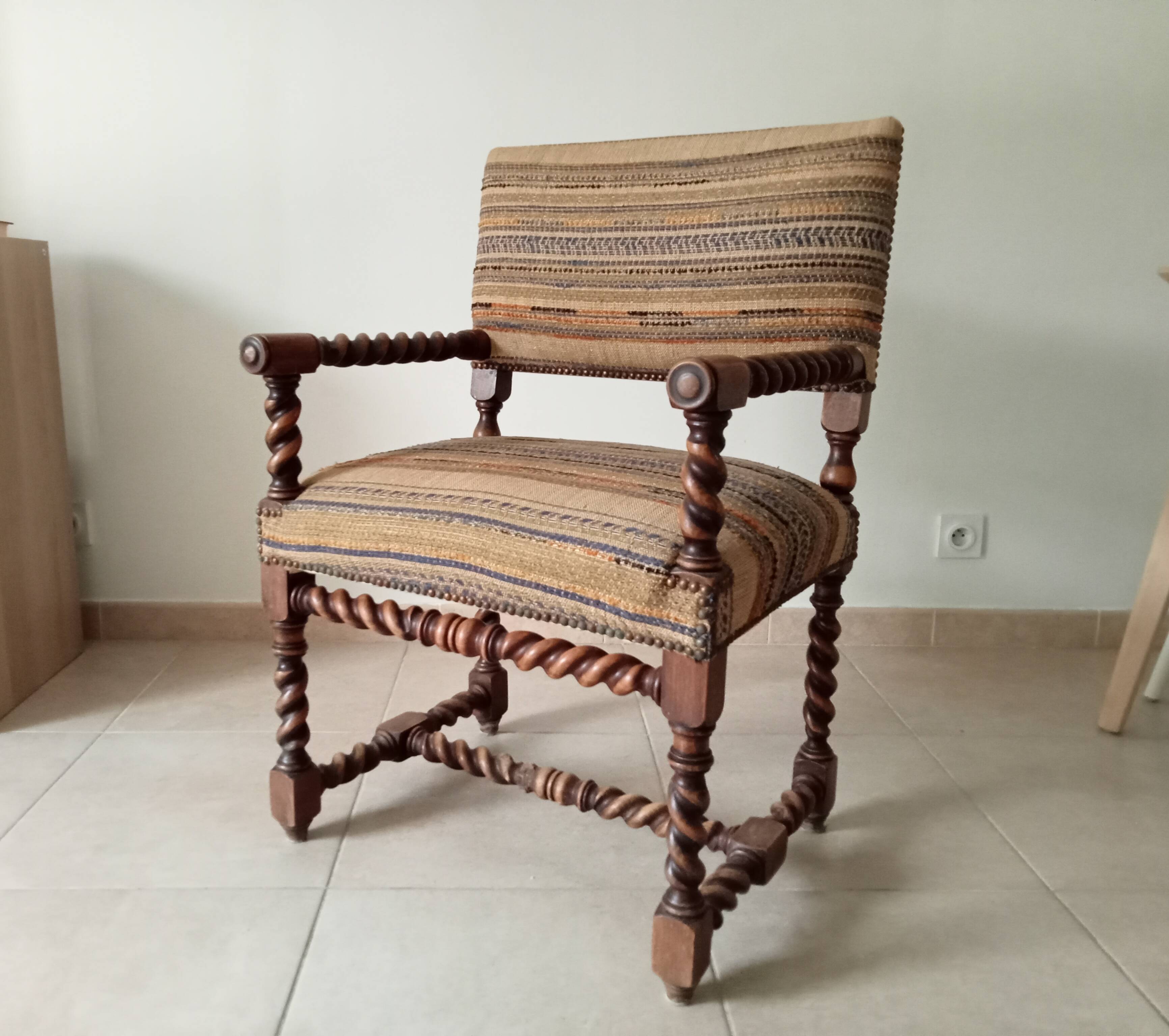 Ancien fauteuil "caqueteuse" de style Louis XIII