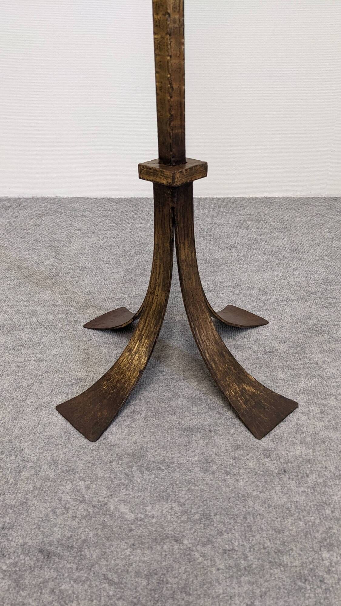 Brutalist floor candle holder in hammered gold steel, Belgium circa 1960.