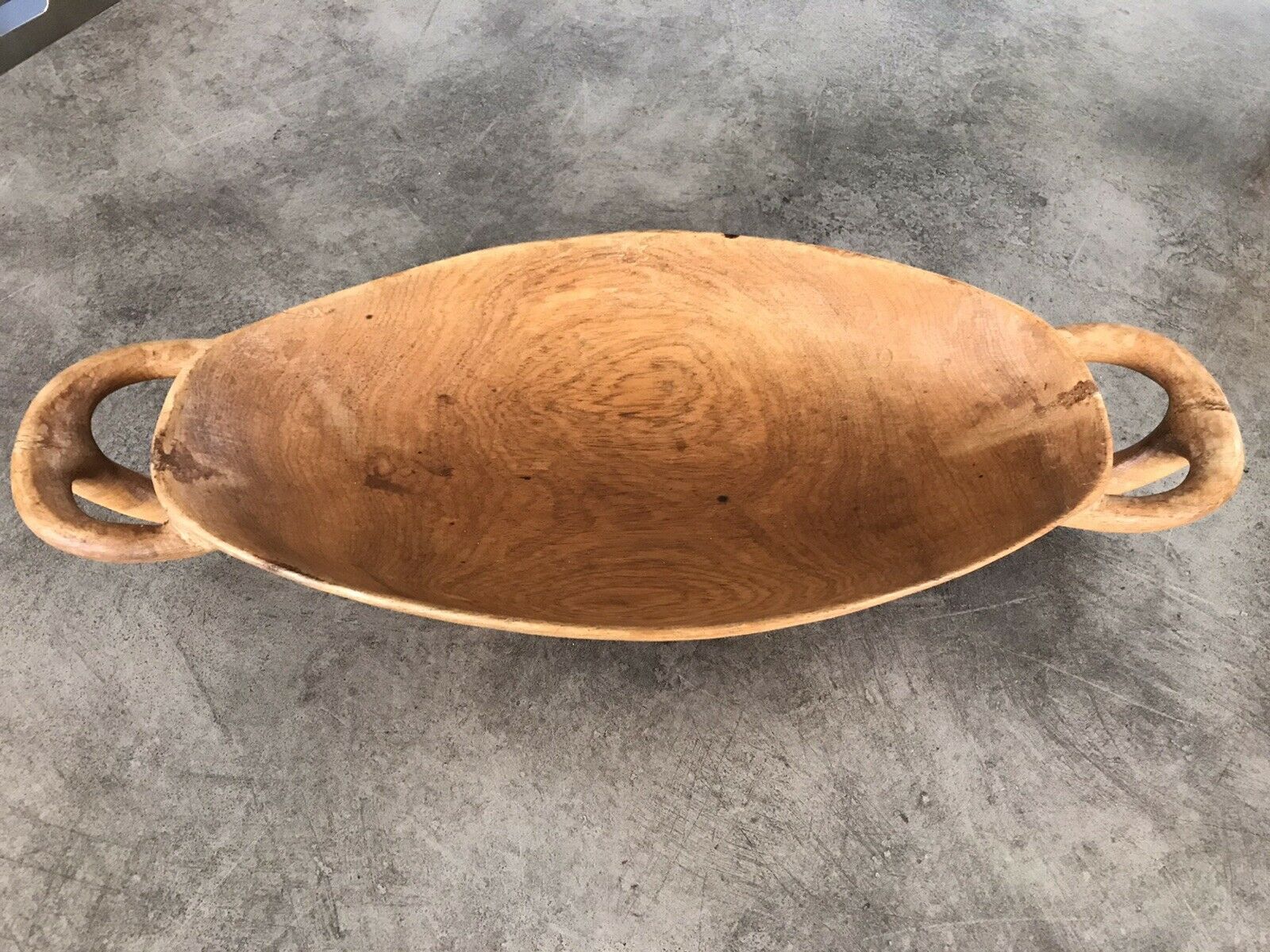 Carved wooden flat-plated - artisanal tribal art African cuisine