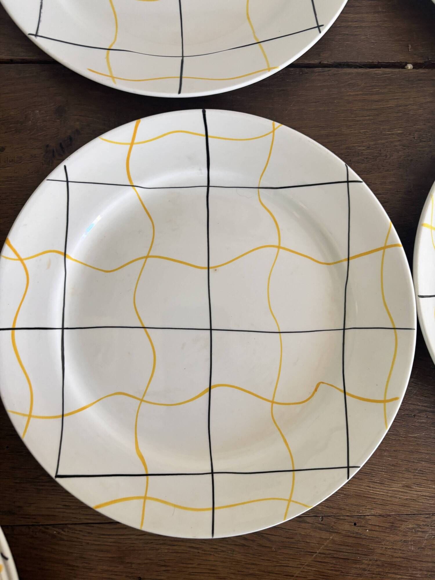 Vintage Longchamp France service – 18 graphic plates from the 1950s.