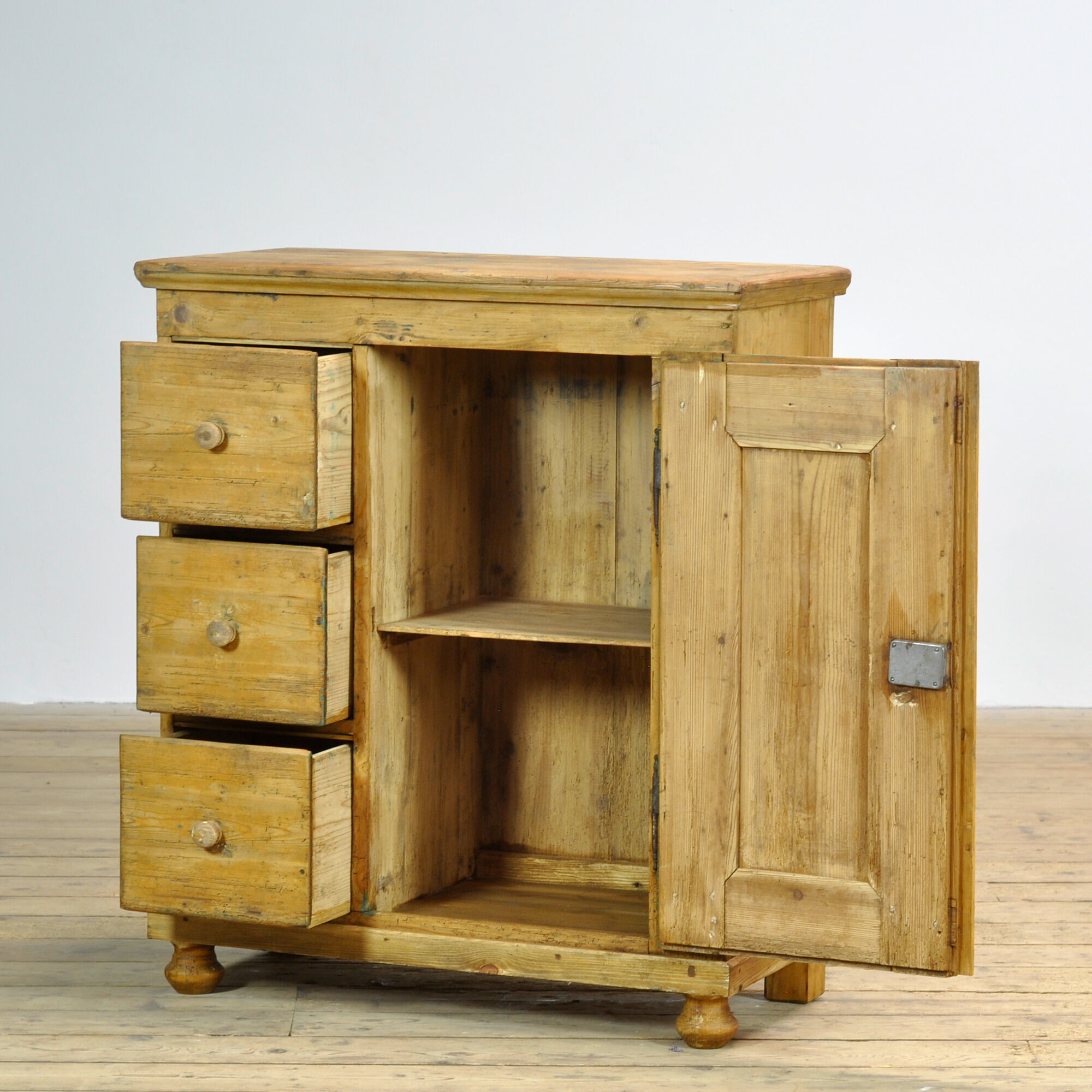 Cabinet en pin, vers 1900