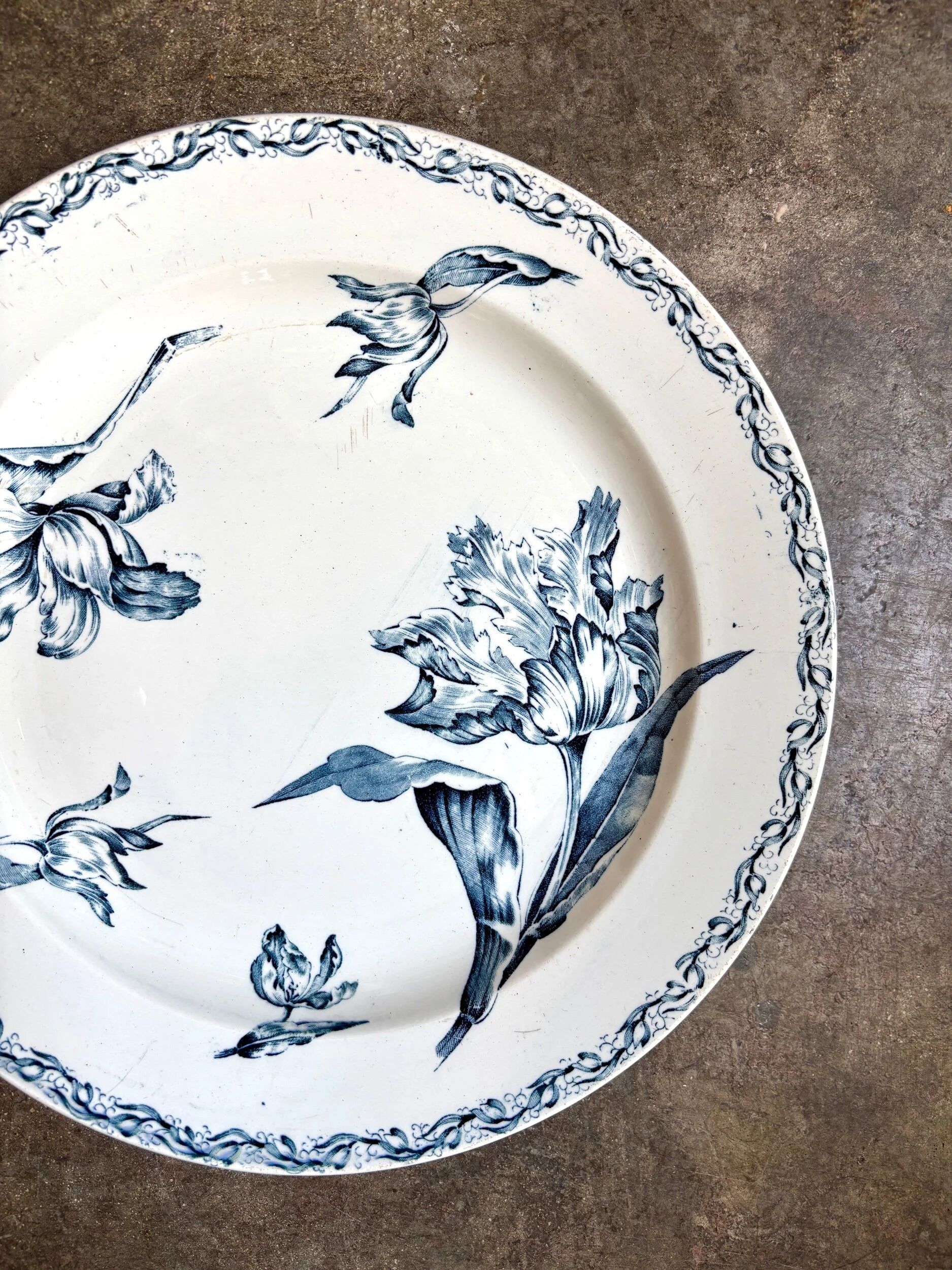 Large round Lunéville plate in blue ironstone, "Tulip" service.