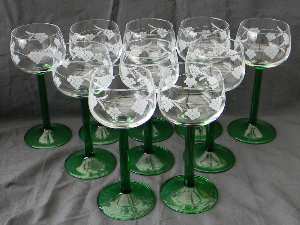 Set of 10 Alsatian white wine glasses in engraved glass.