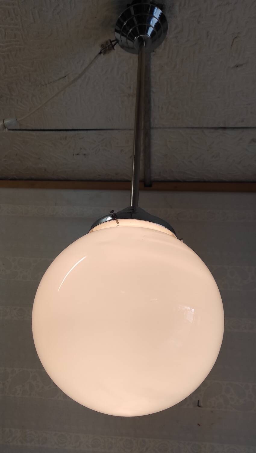 Suspension Bauhaus globe opaline et métal chromé - années 50/60