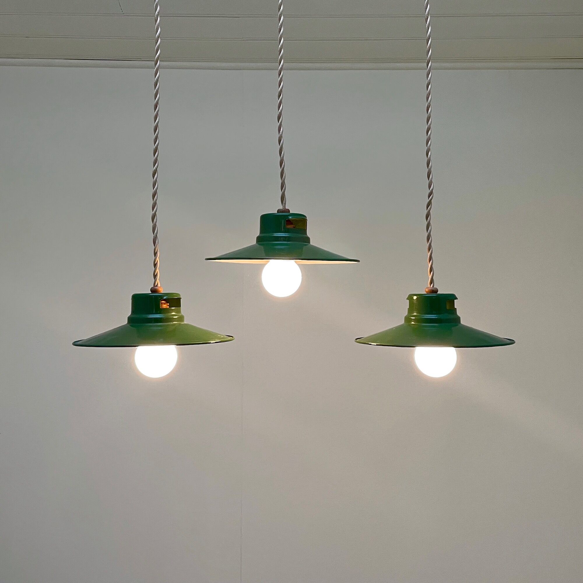Enamelled industrial hanging lamp
