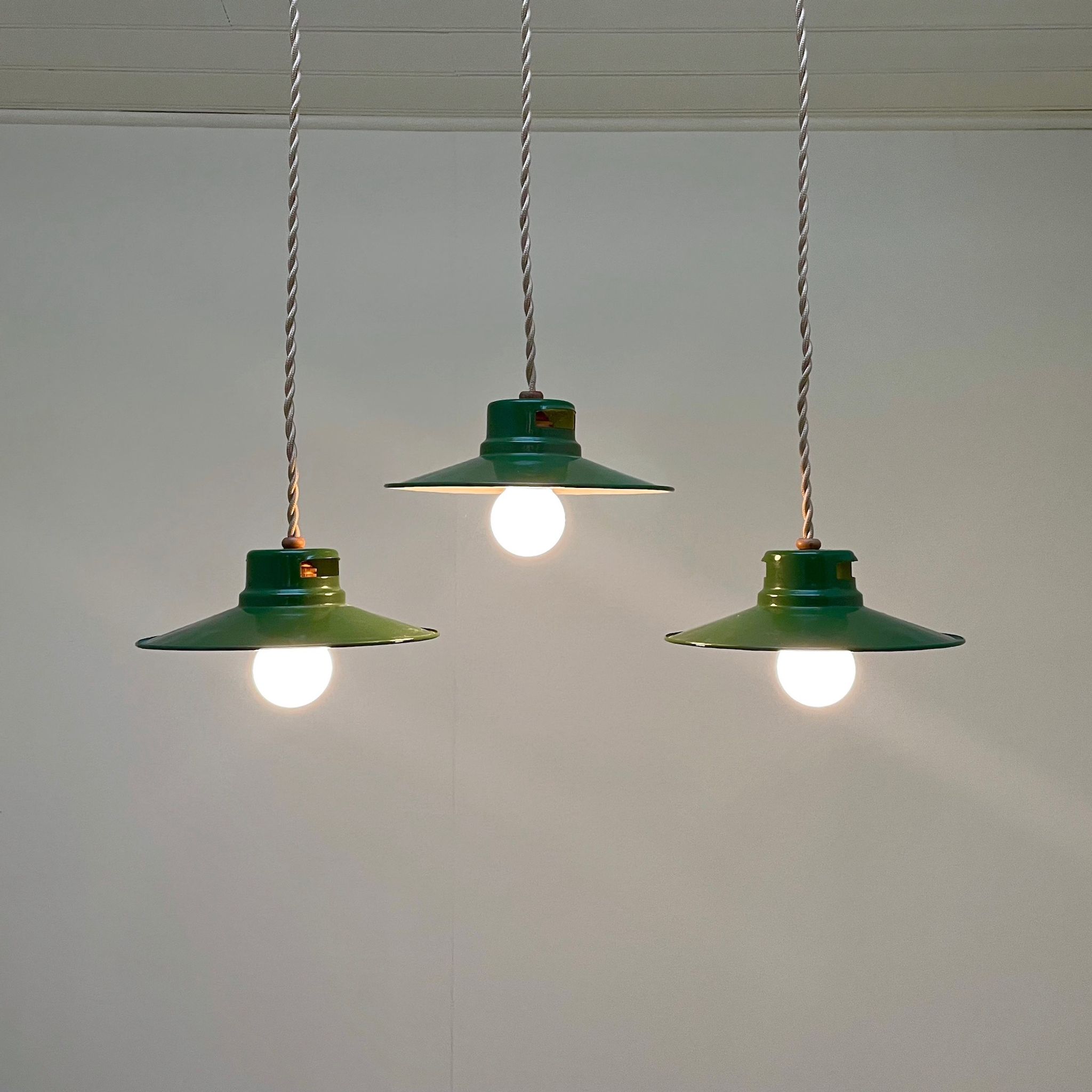 Enamelled industrial hanging lamp