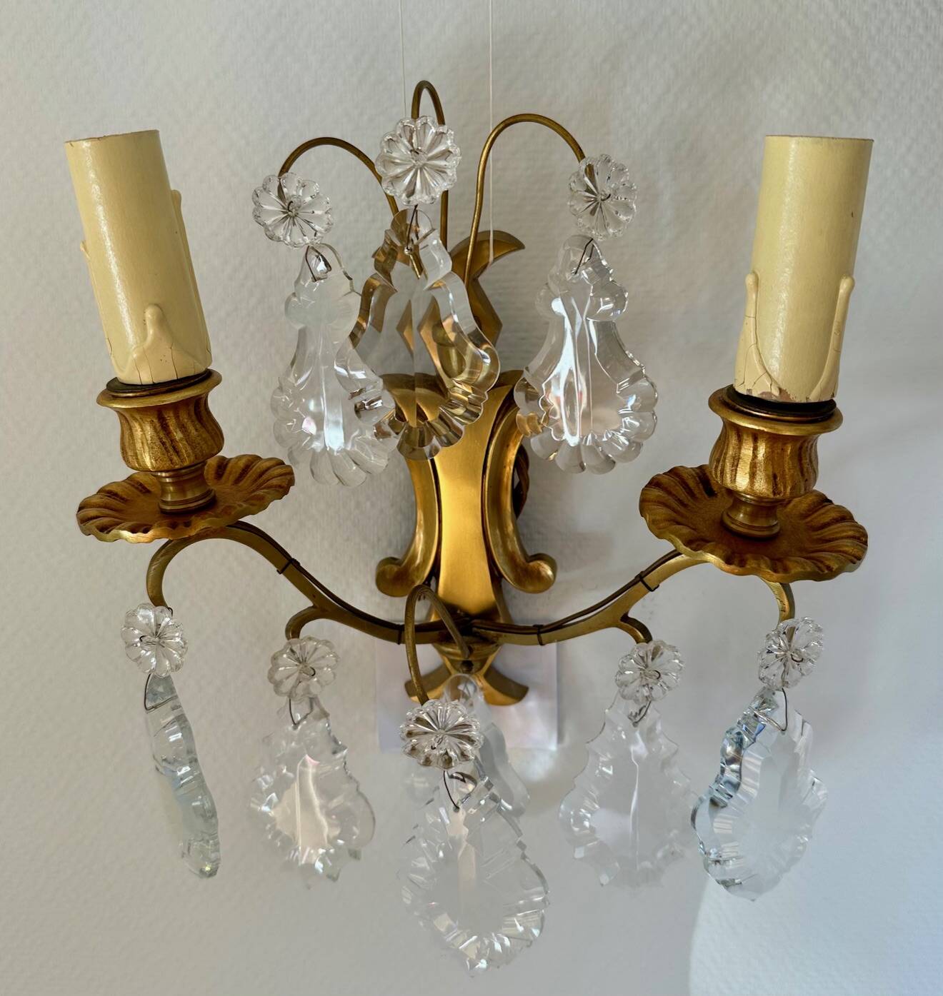 Chandelier set & 4 wall sconces with pendants, Louis XV style, gilded metal