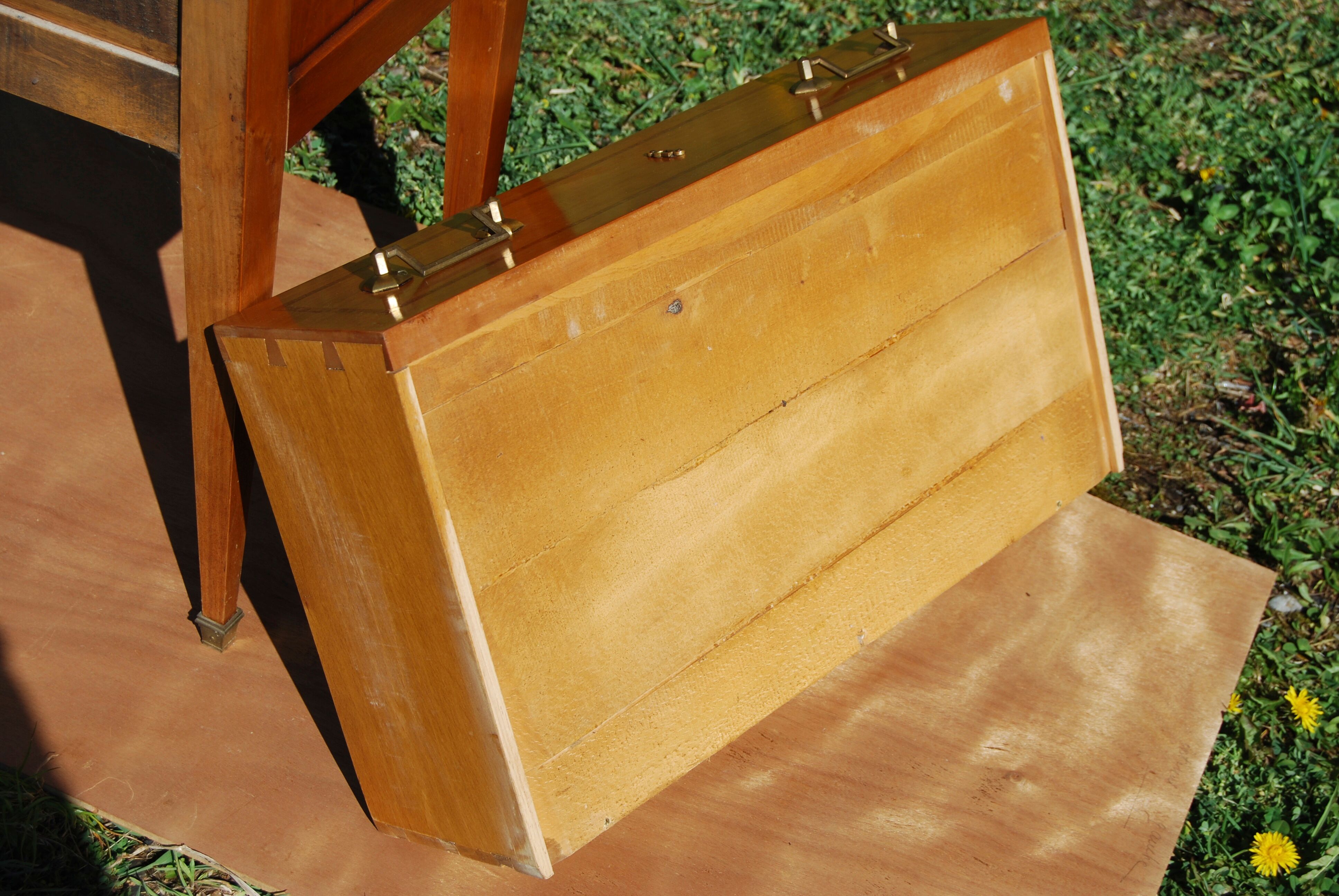 Louis XVI-style dresser with a marquetry fillet decoration