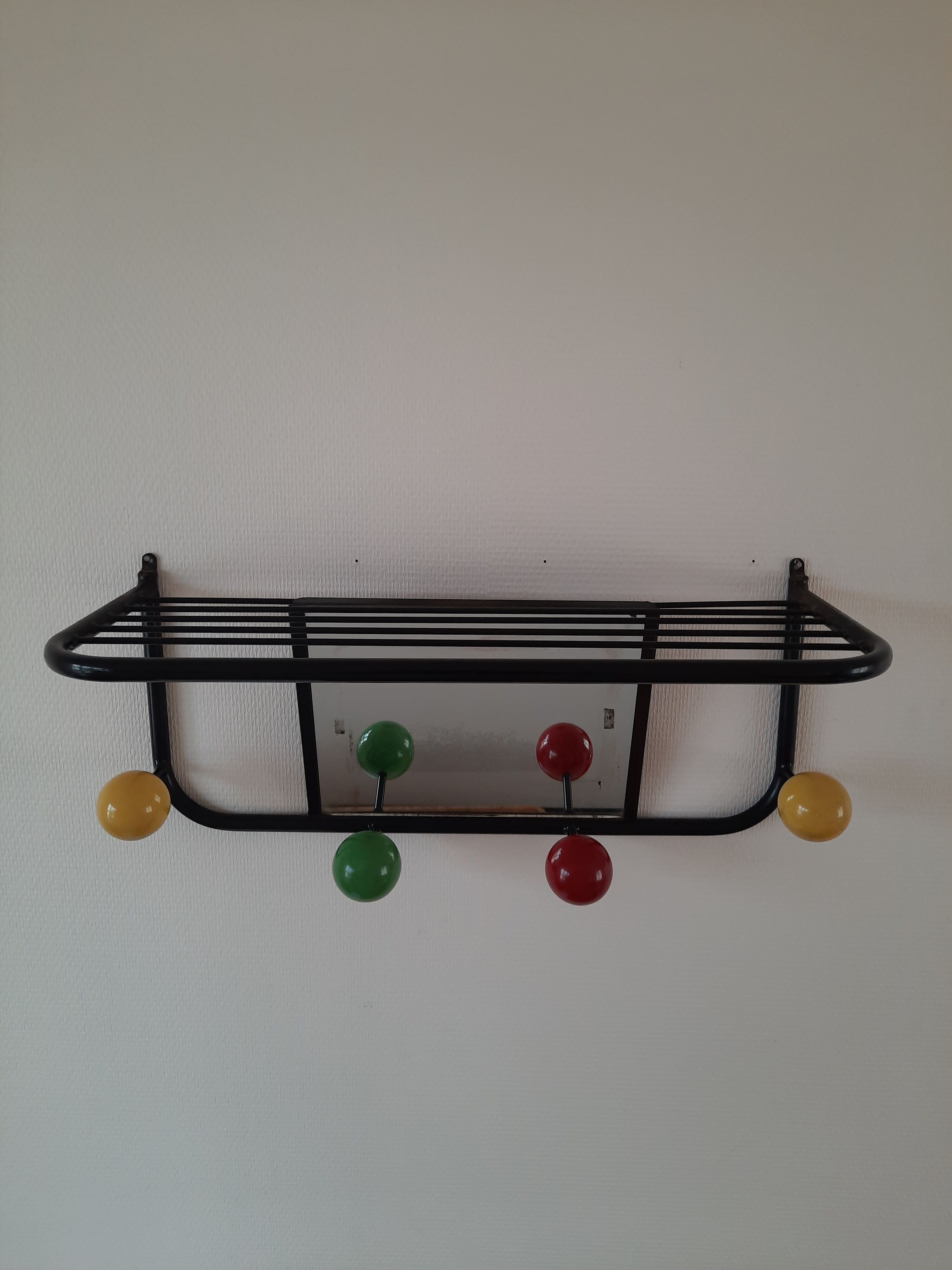 Wall coat door with 4 50s color pads