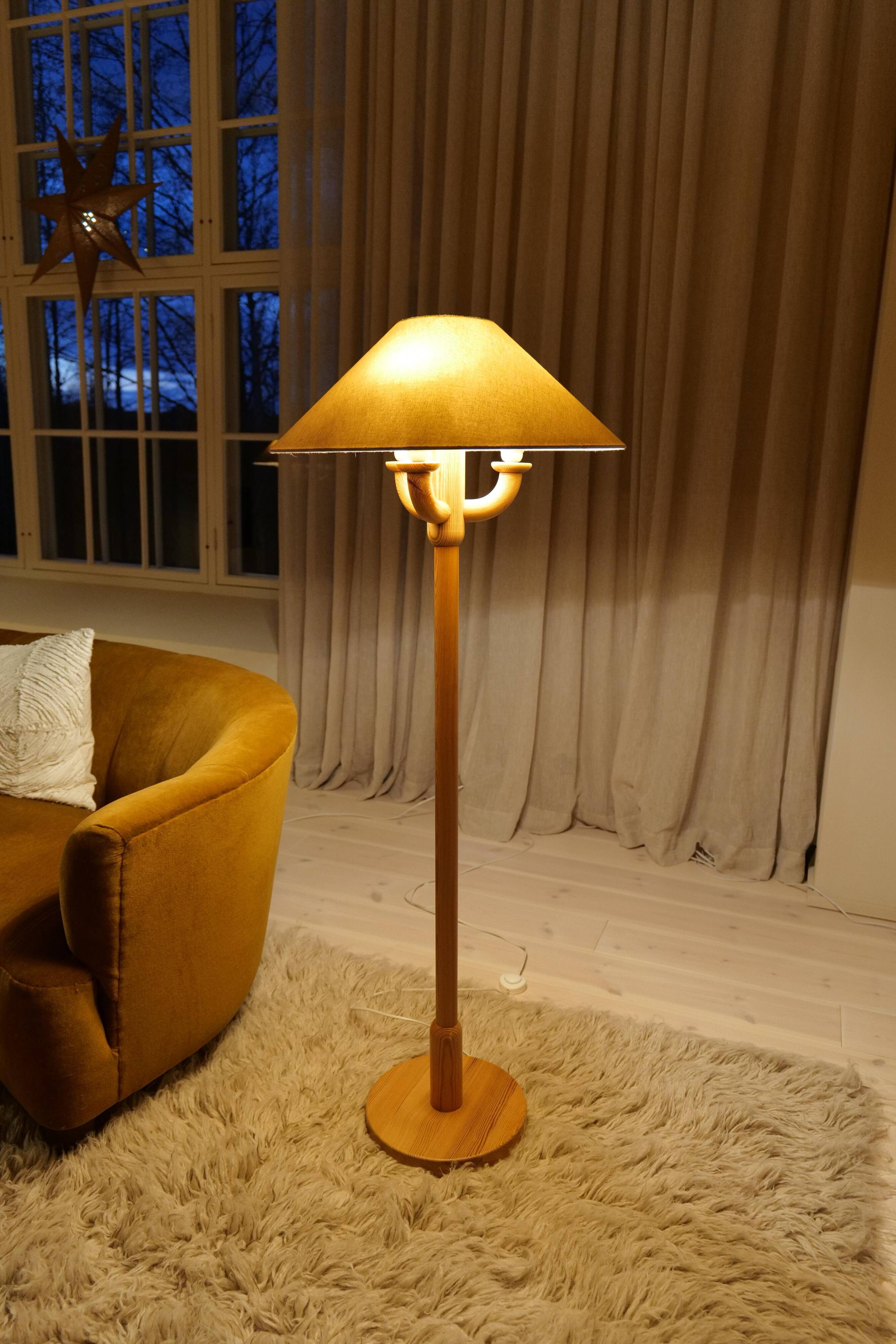 Sculptural modern floor lamps in pine, Sweden 1970s.